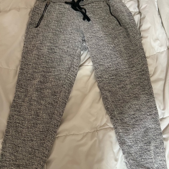American Eagle black and white joggers with zip pockets - Picture 2 of 4